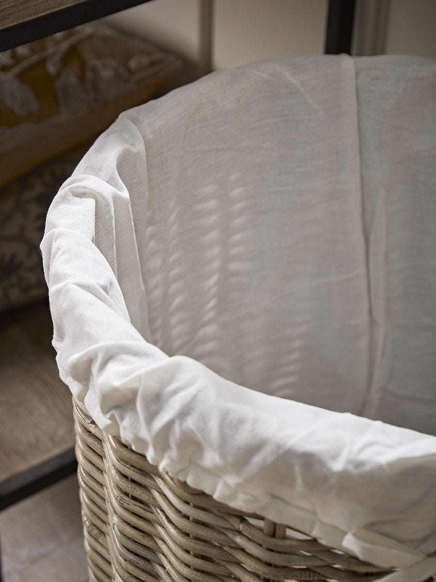 Cesto de roupa suja redondo em rattan forrado