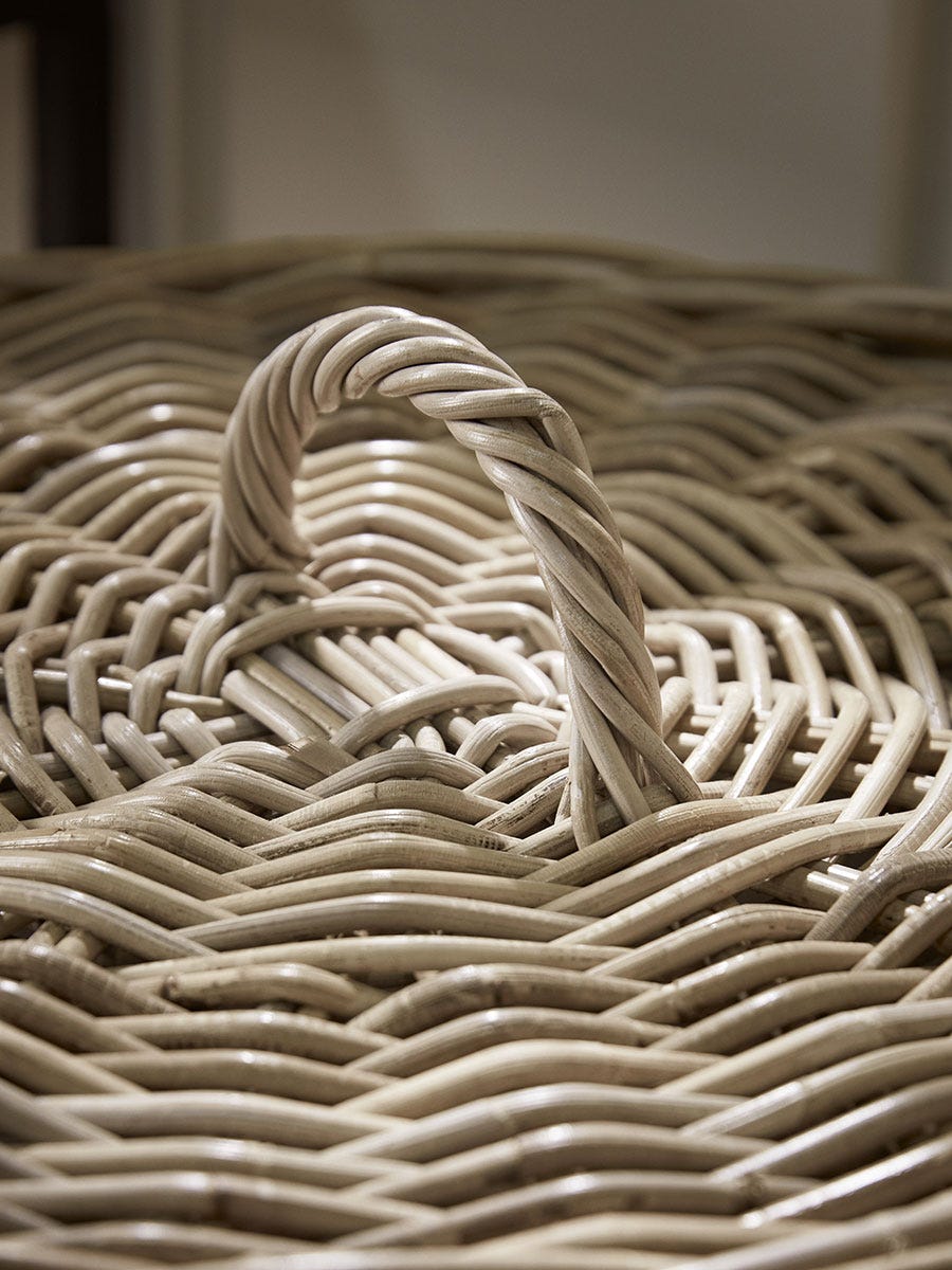 Cesto de roupa suja redondo em rattan forrado