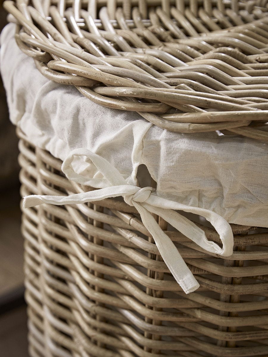 Cesto de roupa suja redondo em rattan forrado