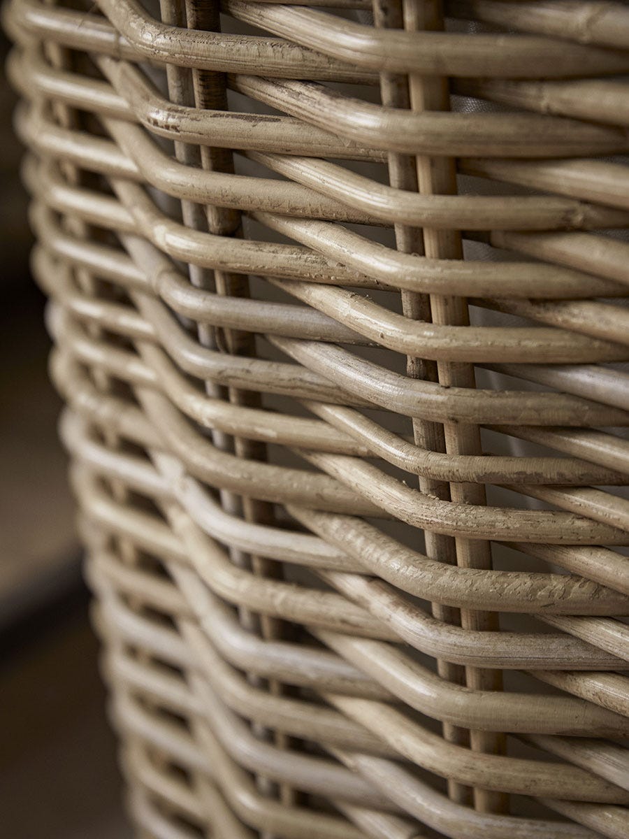 Cesto de roupa suja redondo em rattan forrado