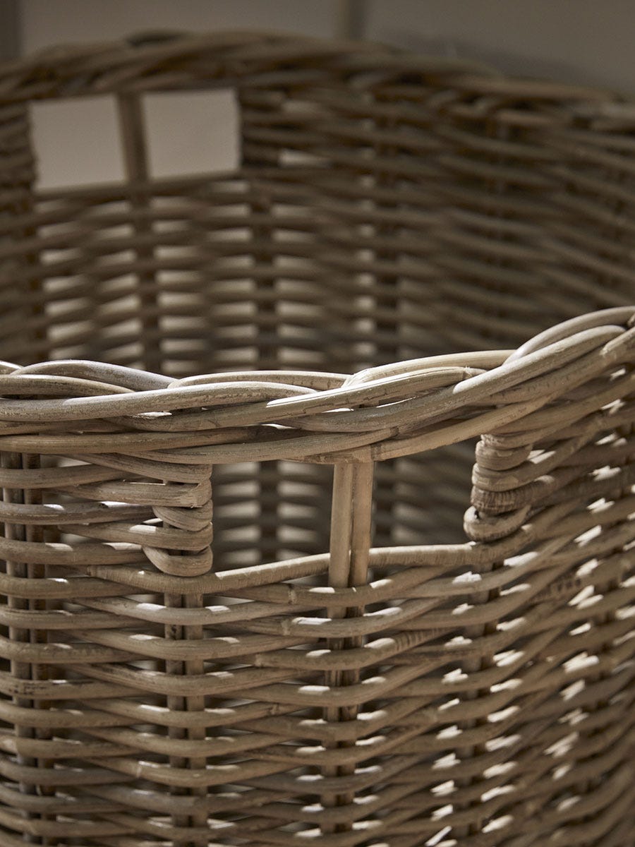 Cesto de roupa suja redondo em rattan forrado