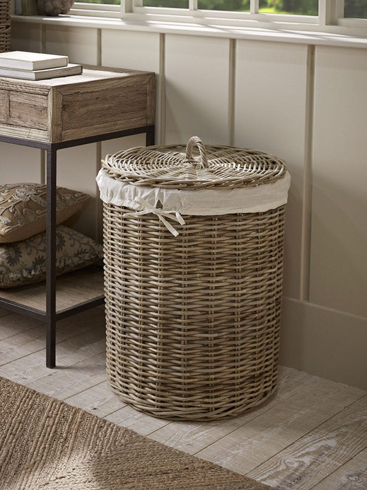 Cesto de roupa suja redondo em rattan forrado