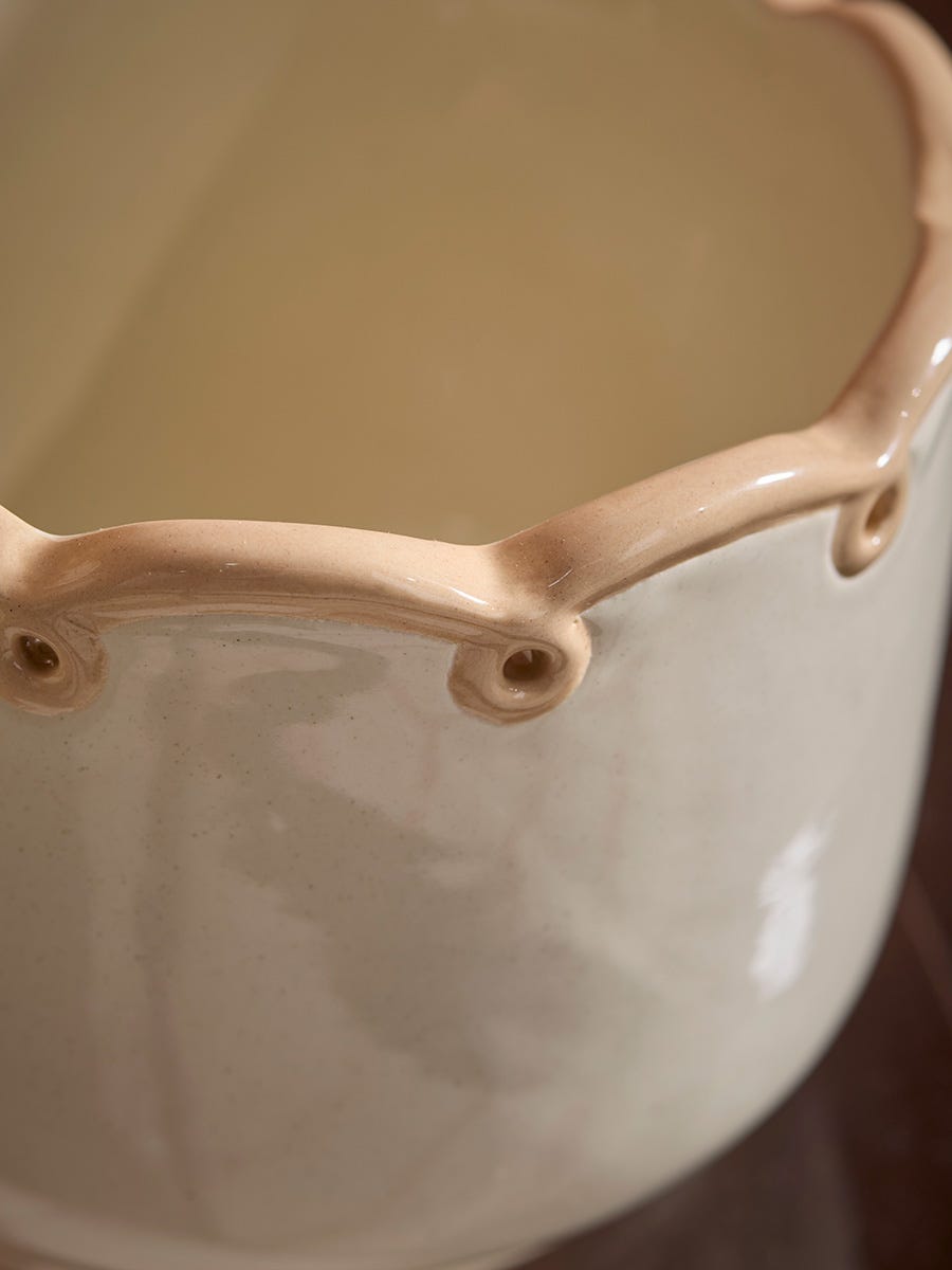 Dois vasos de cerâmica com borda ondulada