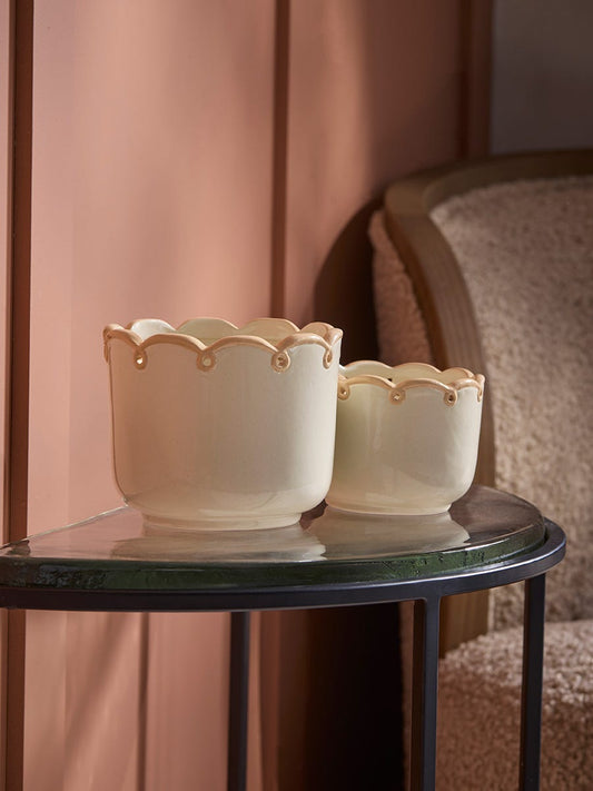Dois vasos de cerâmica com borda ondulada