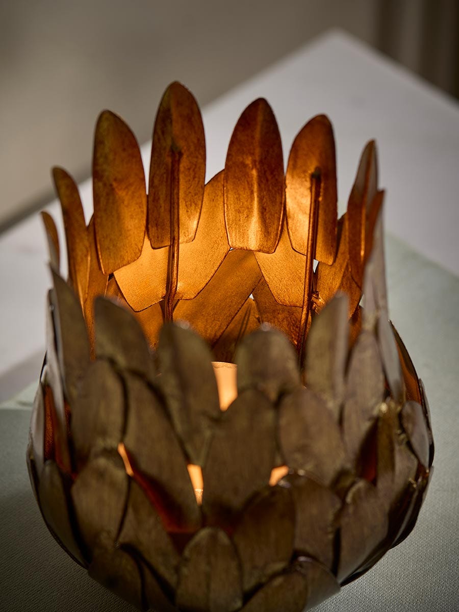Vela tealight com camadas de metal
