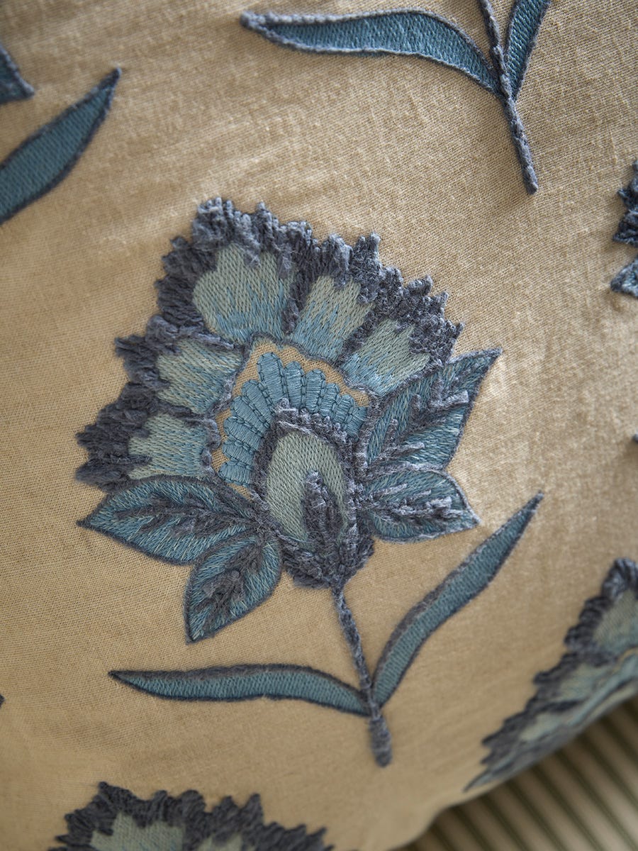 Almofada Floral Bordada