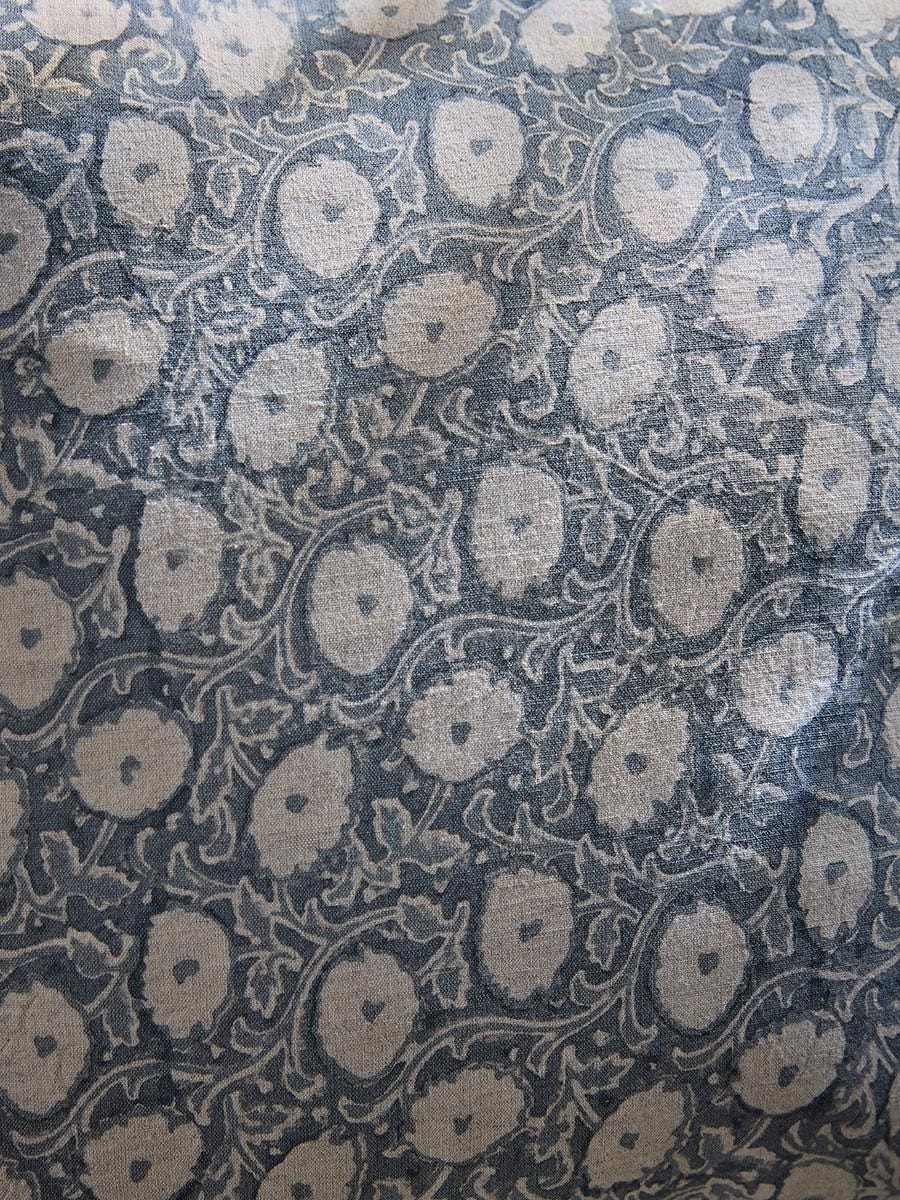 Capa de almofada Anvi com estampa feita à mão em bloco